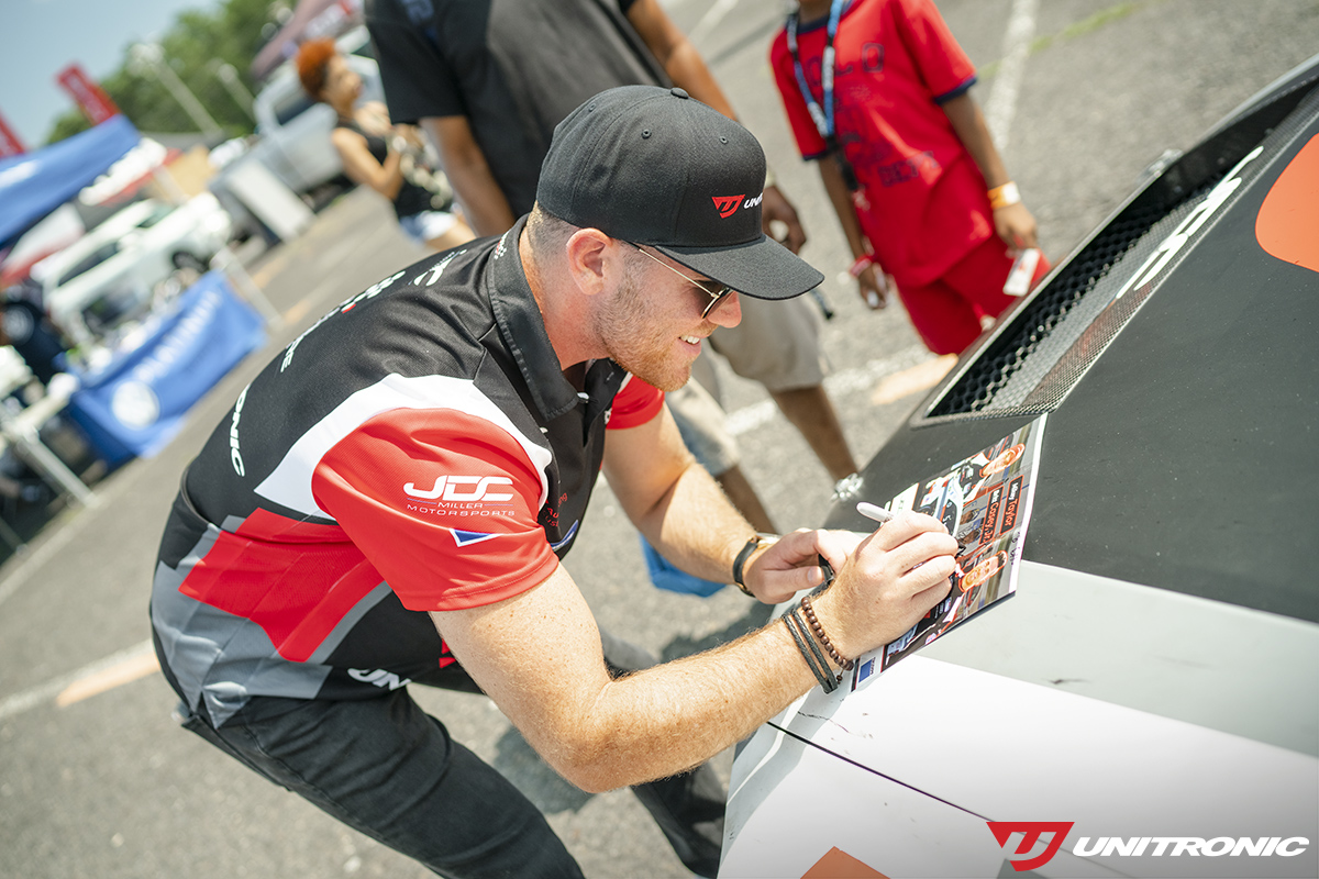 Mikey Taylor Signing authographs