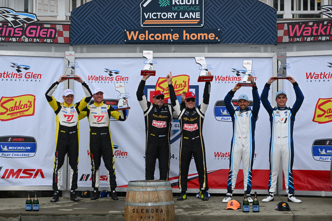 Uni JDC RS3 TCR podium